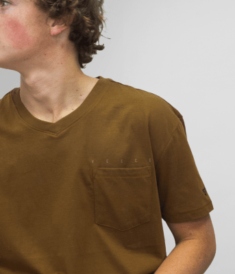 V NECK POCKET ESSENTIAL