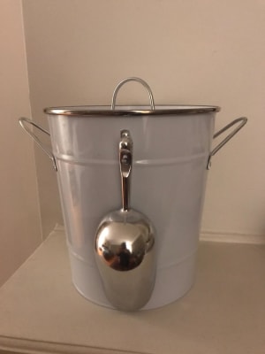 HIELERA BLANCA CON PORUÑA