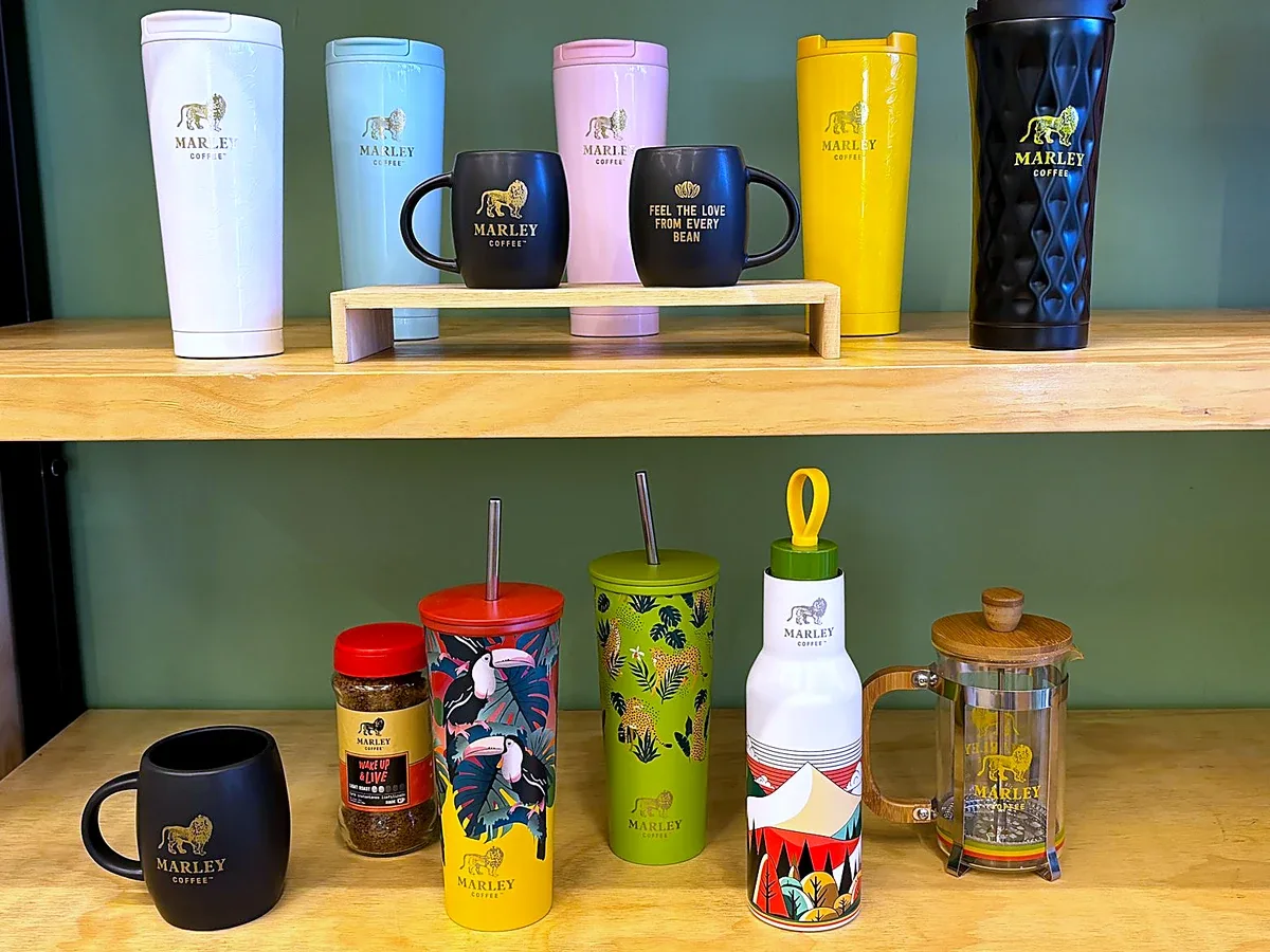Vasos t&eacute;rmicos, tazones y botellas Marley Coffee para regalos de empresa