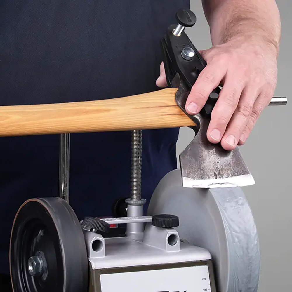 persona afilando hacha con la tormek t-4 bushcraft