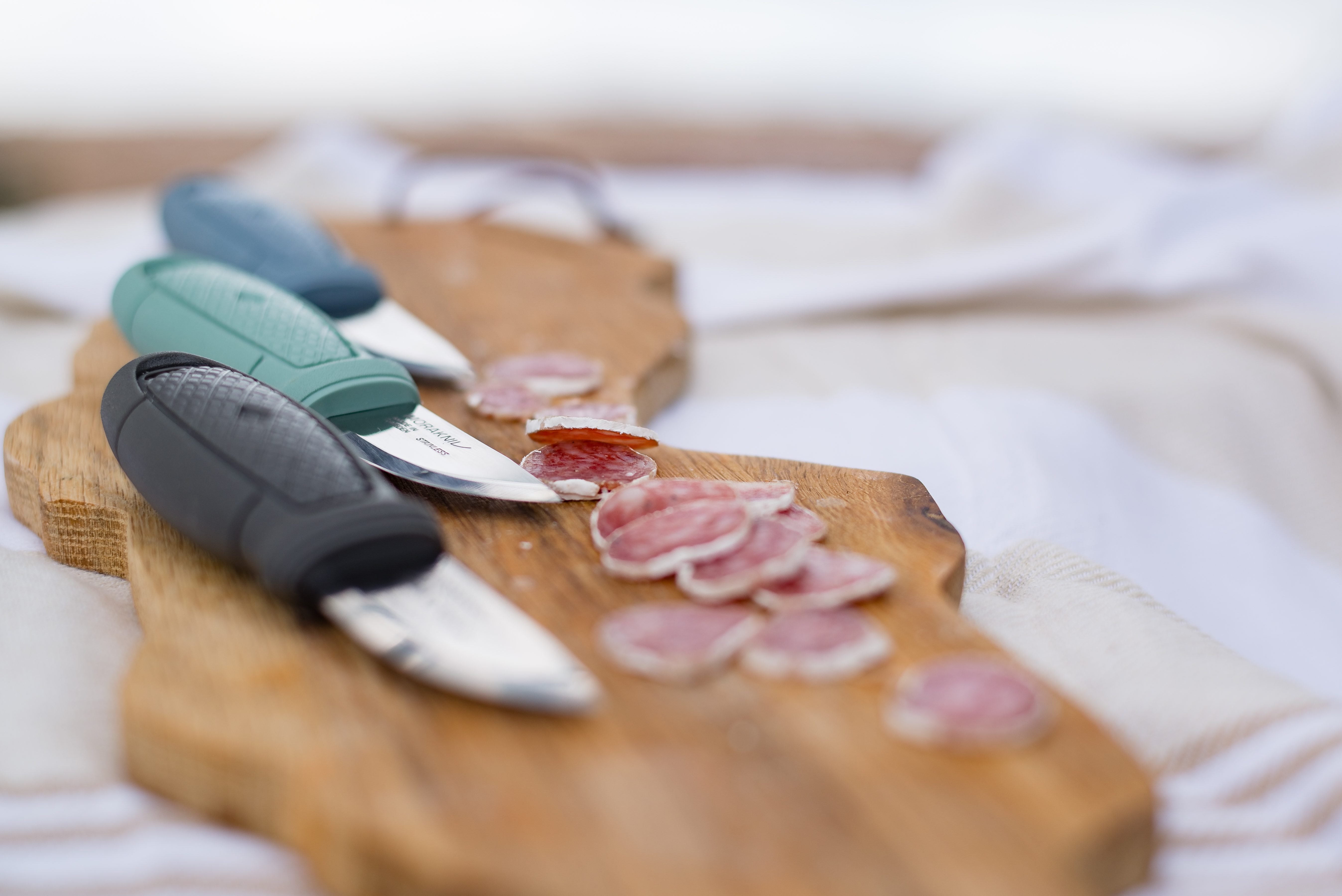 cuchillos Eldris LightDuty sobre madera