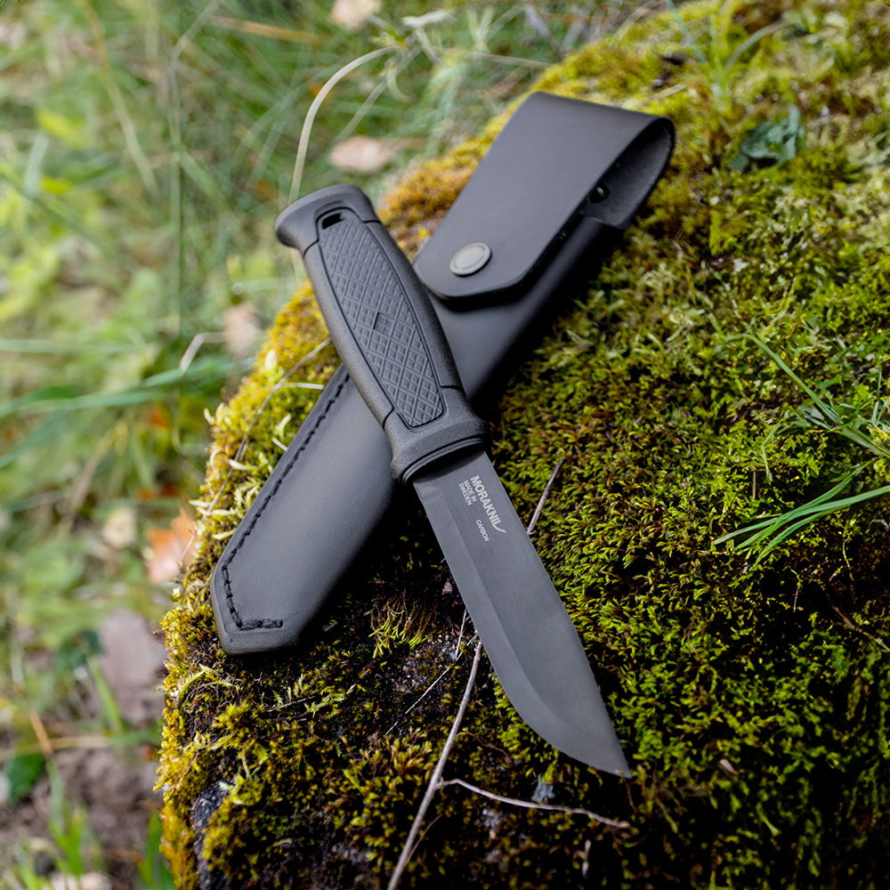 cuchillo morakniv garber blackbade sobre pasto
