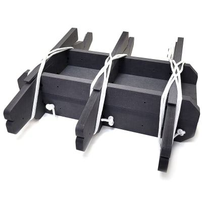 Jig ensamblador para maderas LB Luthier, fabricado en MDF de alta densidad, de color negro, con cuerdas blancas para asegurar un prensado uniforme. Ideal para unir láminas de madera de forma precisa y estable.