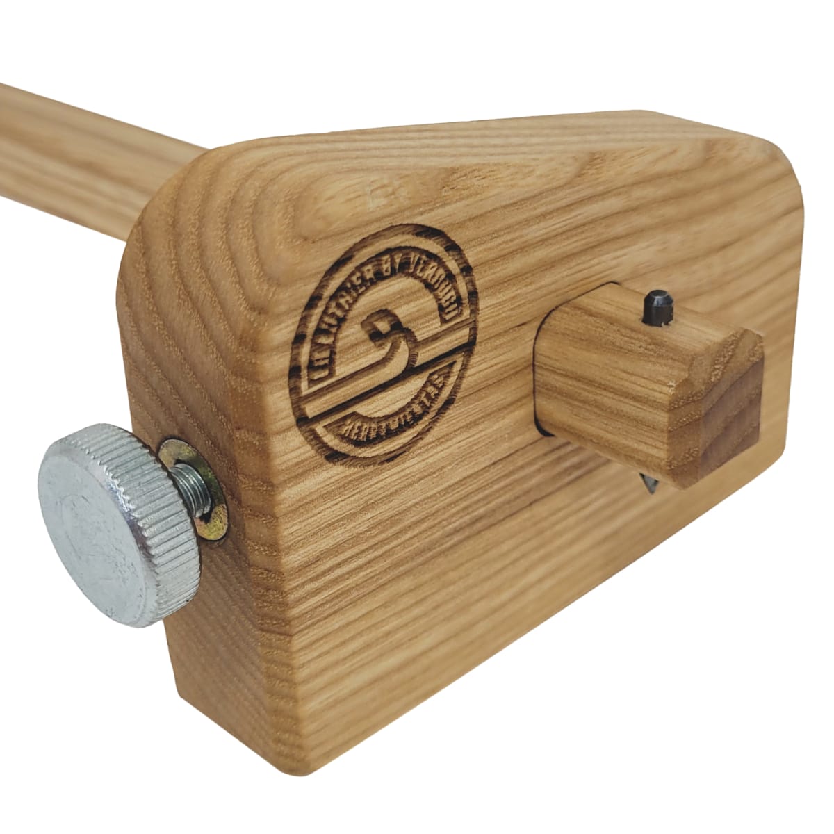Primer plano del Gramil Carpintero Premium LB Luthier by Verdugo, fabricado en madera de fresno con acabado en aceite de linaza. Se aprecia su tornillo de acero inoxidable, la espiga de madera y la cuchilla de acero HSS en forma de V, ideal para marcas precisas en carpintería