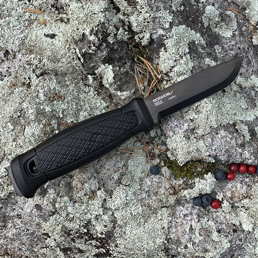 cuchillo morakniv garberg blackblade sobre piedra