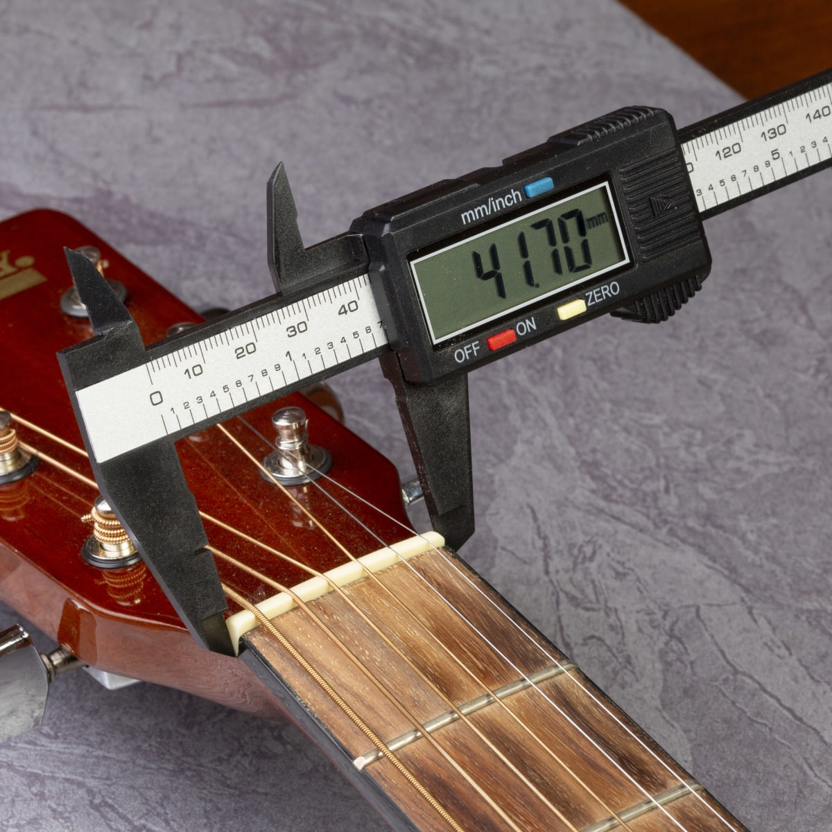 Pie de Metro de Precisión Milimetro y Pulgada Featherweight Digital Caliper Item # 10447