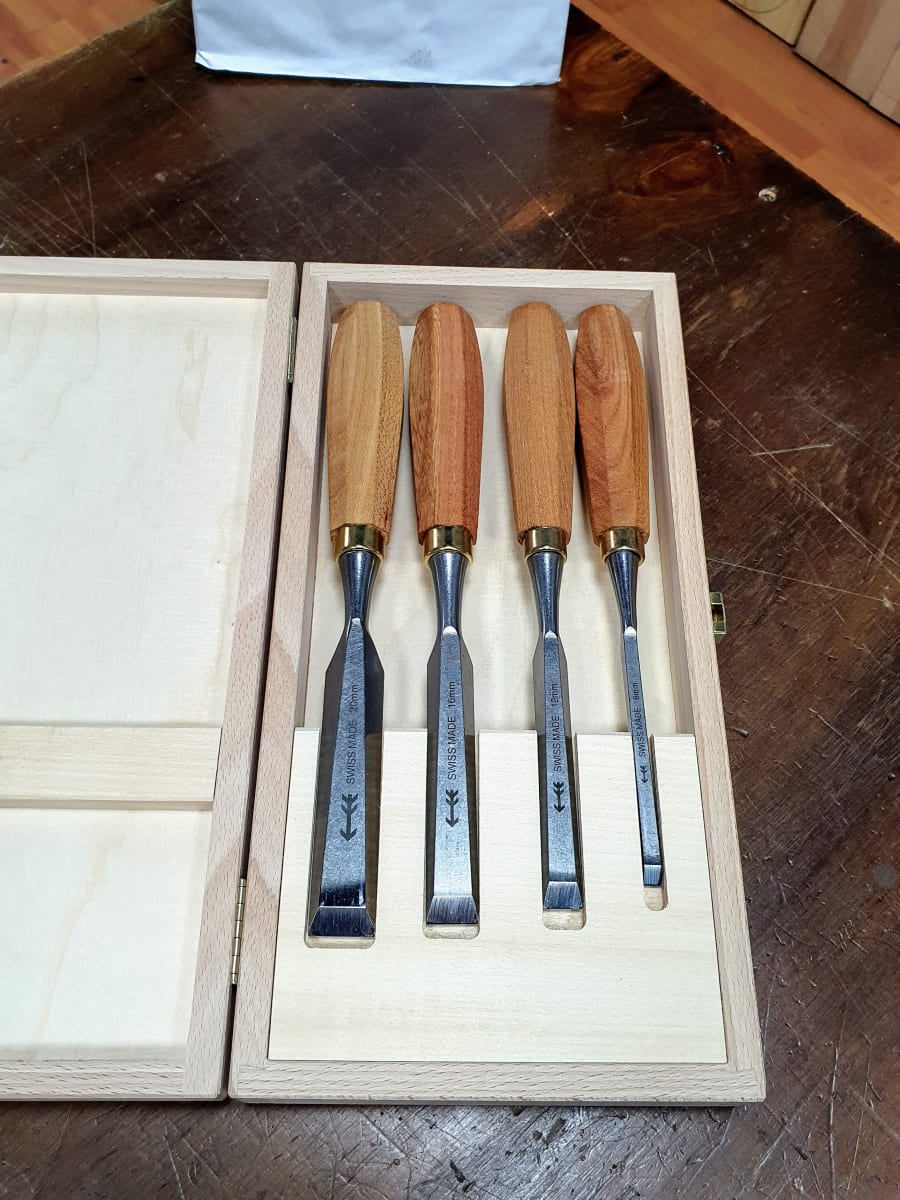 Set de 4 Formones Carpinteros + Estuche de Madera2