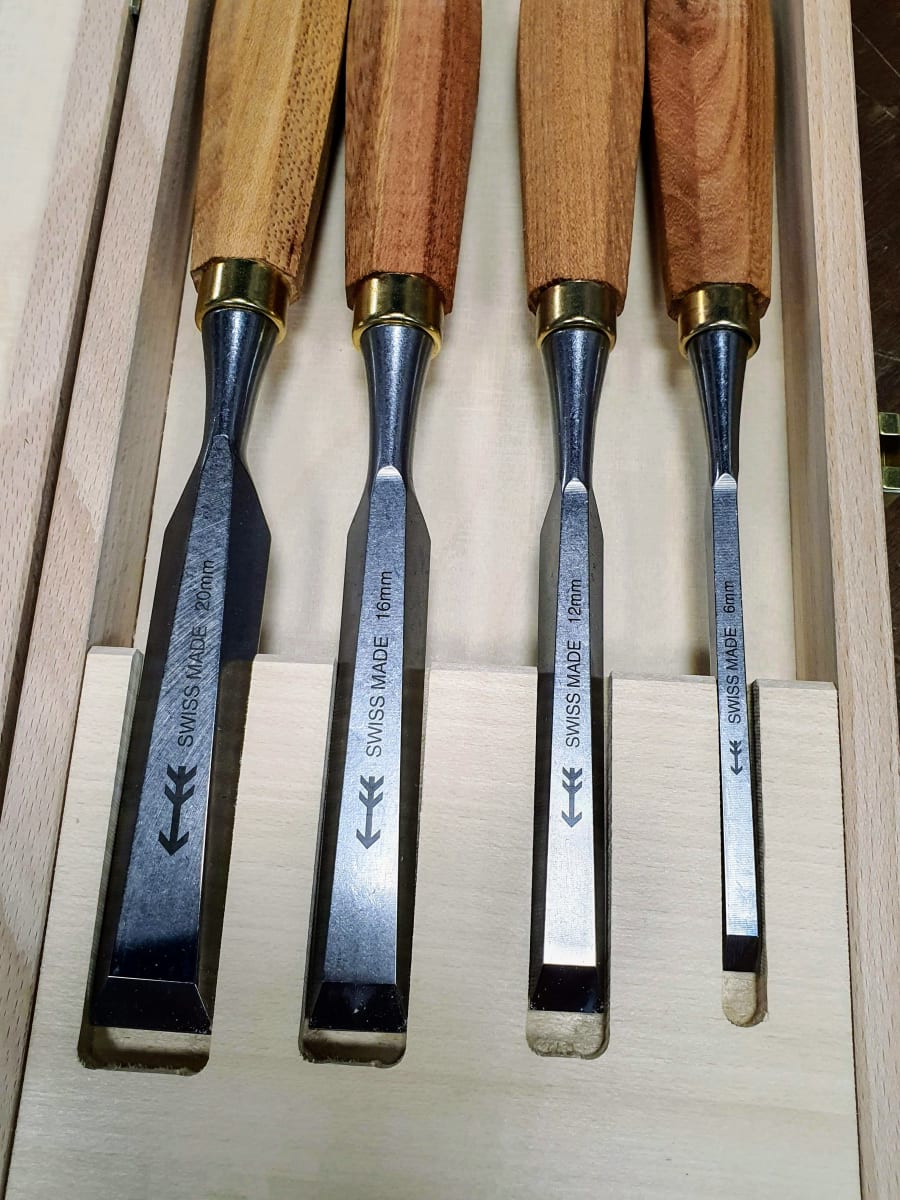Set de 4 Formones Carpinteros + Estuche de Madera3