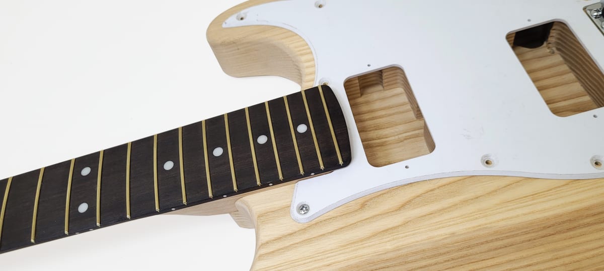 Kit LBLuthier de Guitarra Eléctrica Tipo Strato Mod: B Cap: H-H Hardware Gotoh® Incluido8