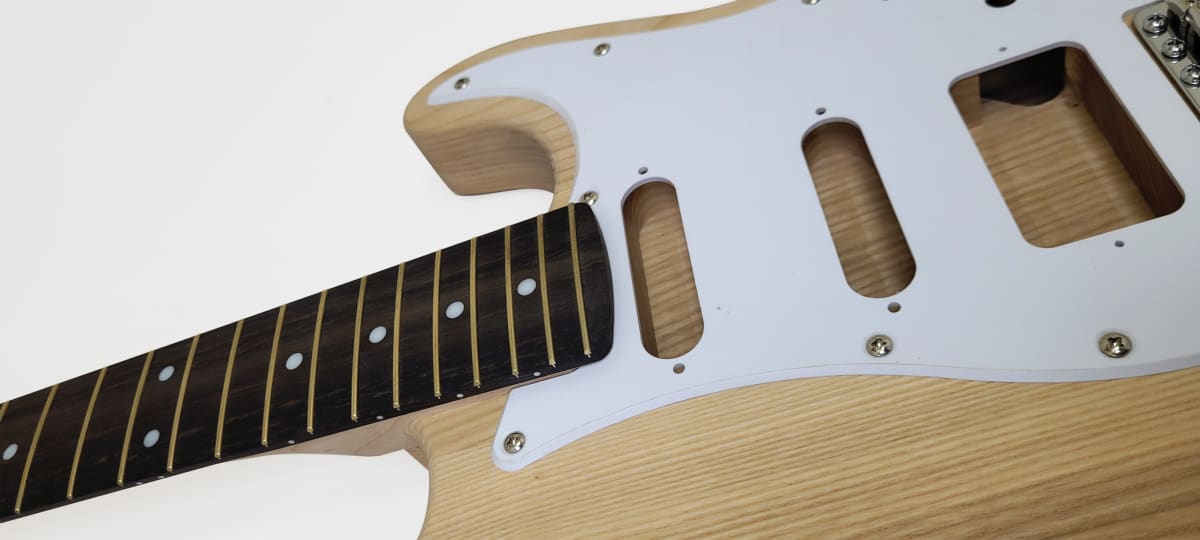 Kit LBLuthier de Guitarra Eléctrica Tipo Strato Mod: C Cap: H-S-S Hardware Gotoh® Incluido10