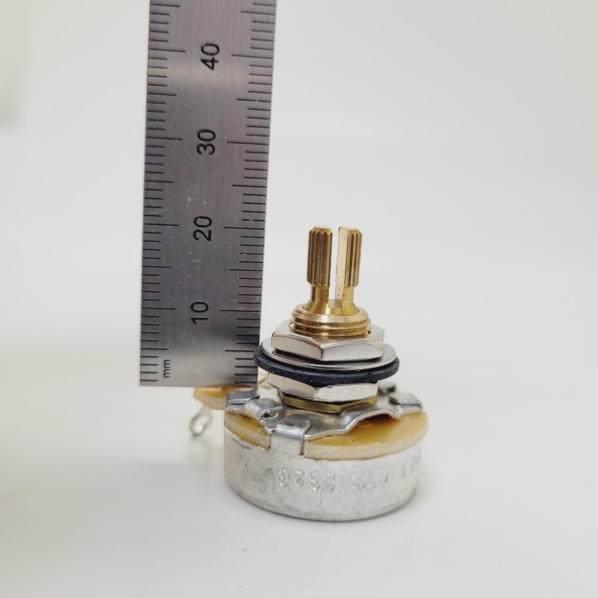 Potenciometro Grande CTS Stewmac 250K A. Vastago Corto 250K-ohm (CTS Stewmac EEUU #450S 3484) Item # 01152