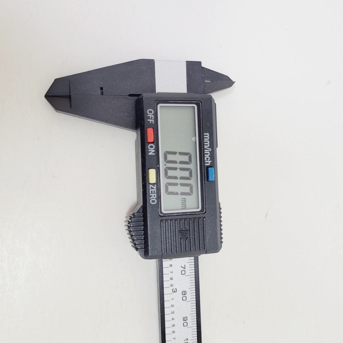 Pie de Metro de Precisión Milimetro y Pulgada Featherweight Digital Caliper Item # 10447