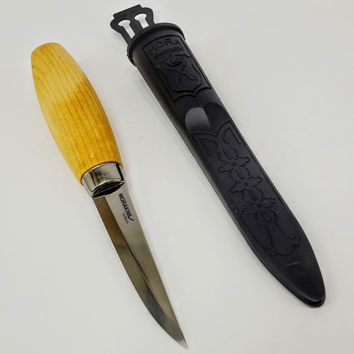 Pack de Cuchillos de Tallado Morakniv 106 (C) y 120 (C) Acero al Carbono con Estuche12