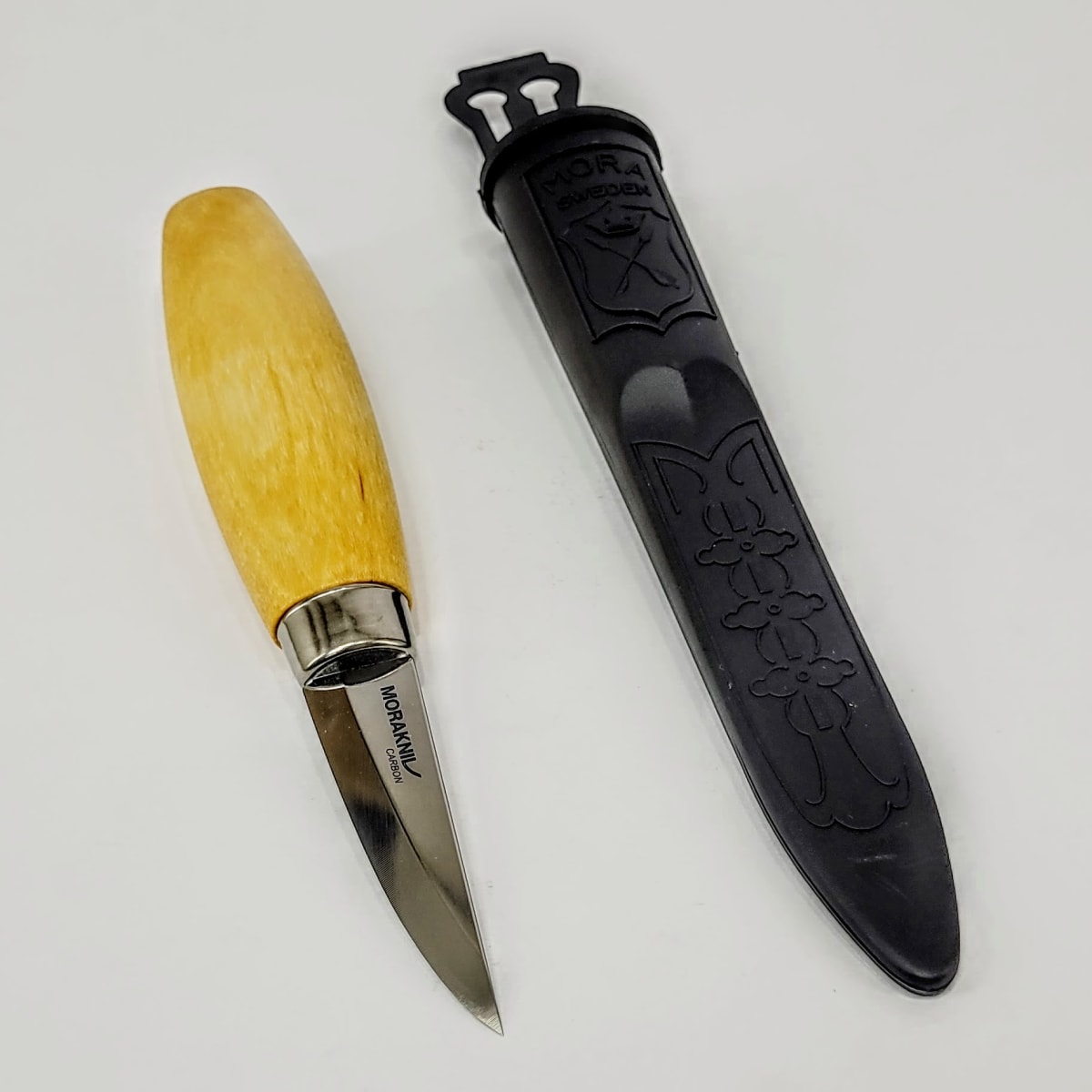 Pack de Cuchillos de Tallado Morakniv 106 (C) y 120 (C) Acero al Carbono con Estuche13