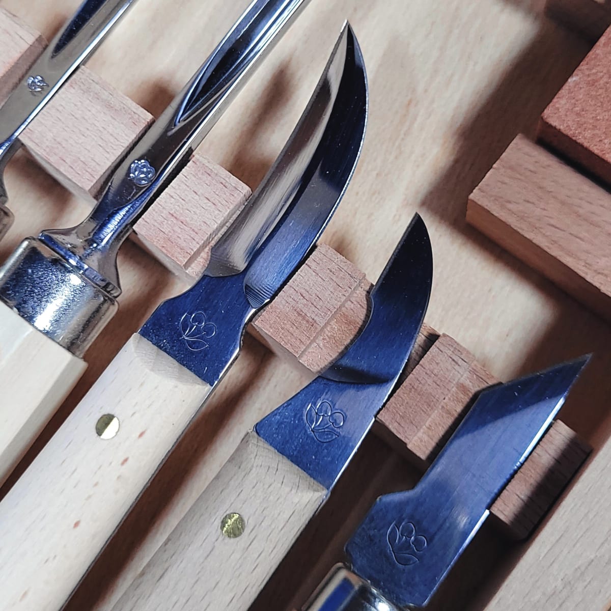 Set 3437 HK de 3 Mini Gubias 3 Cuchillos y 1 Piedra Two Cherries para Xilografia y Tallado16