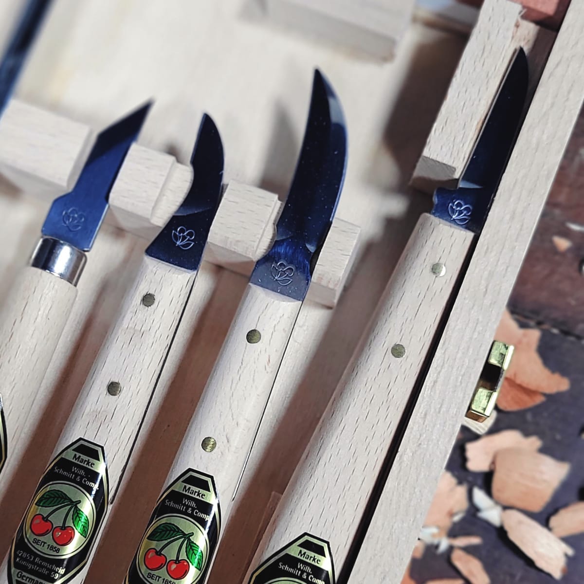 Set 3441 HK de 6 Mini Gubias 4 Cuchillos y 1 Piedra Two Cherries para Xilografia y Tallado15