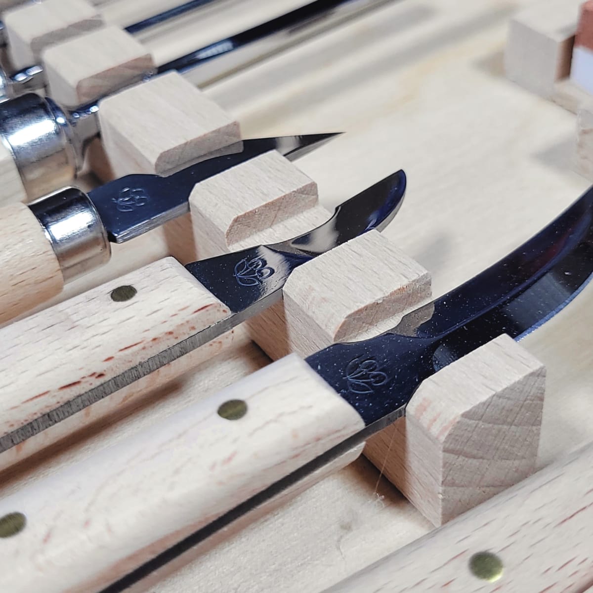 Set 3441 HK de 6 Mini Gubias 4 Cuchillos y 1 Piedra Two Cherries para Xilografia y Tallado18