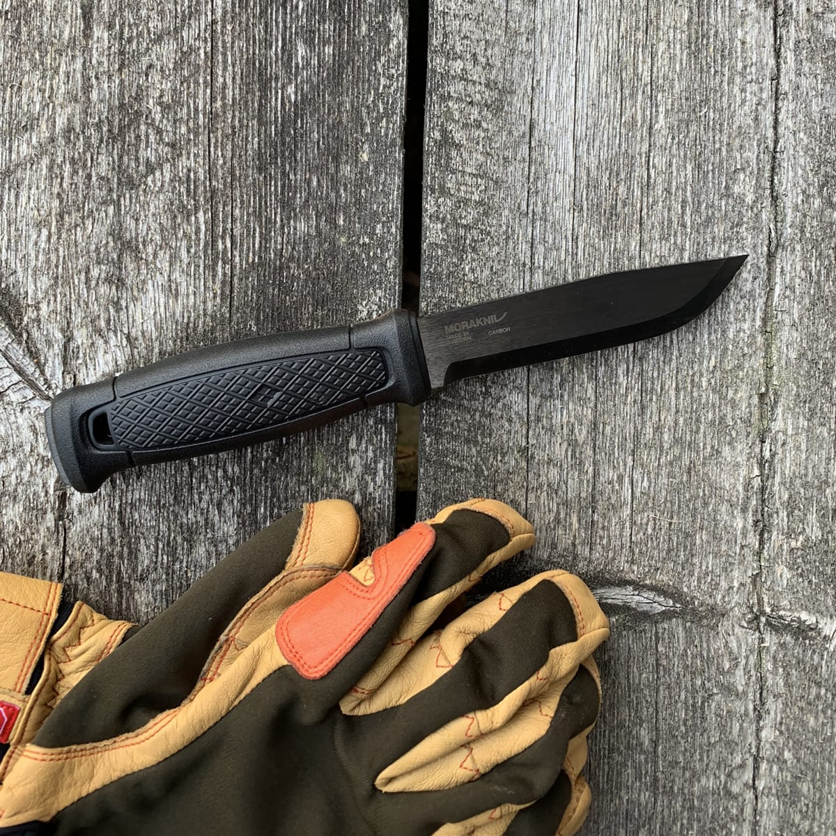 Cuchillo Garberg Black Blade (C) Acero al Carbono Morakniv 13915 con Kit de Supervivencia Black9
