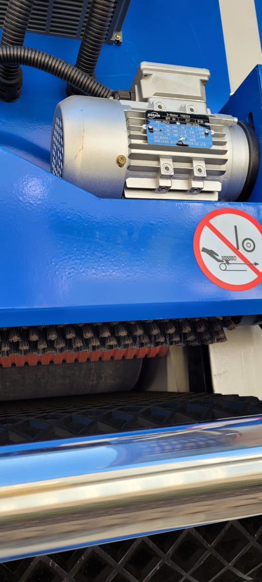 Maquina Lijadora Calibradora Industrial 630mm Ancho 220V 20.7Kw potencia, 36amp15