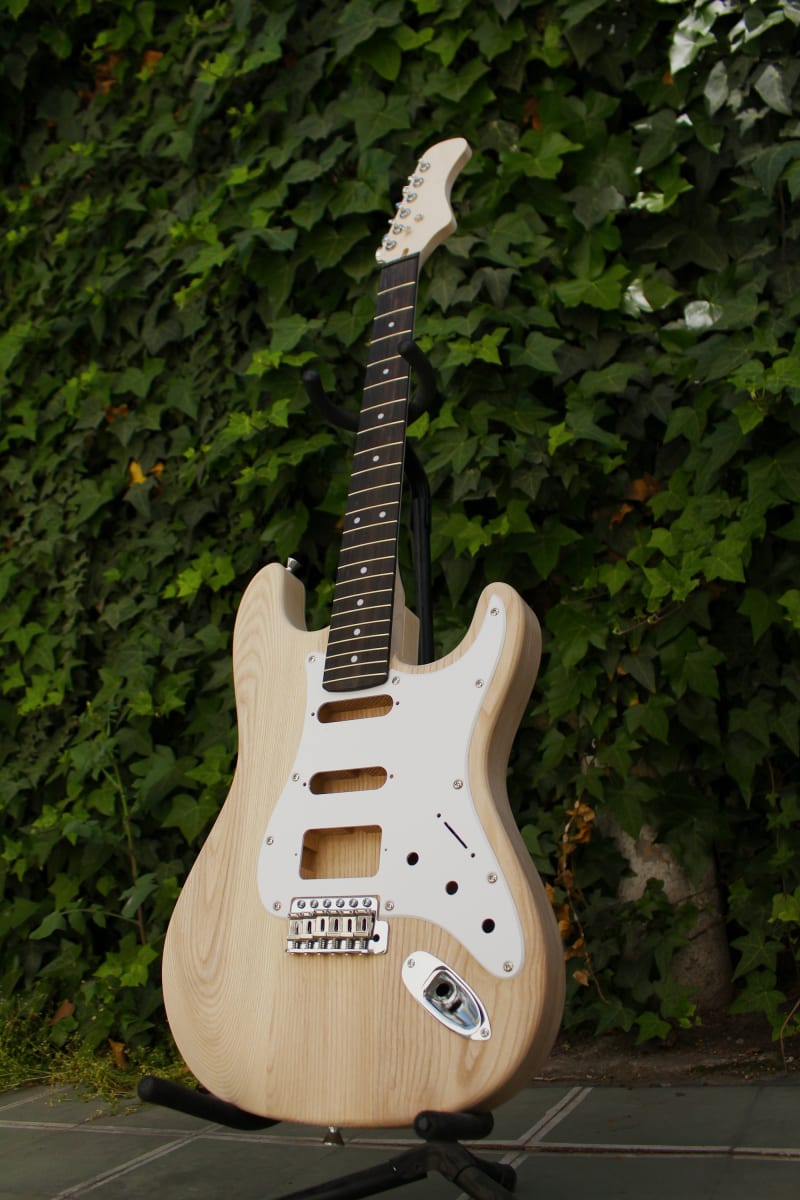 Kit LBLuthier de Guitarra Eléctrica Tipo Strato Mod: C Cap: H-S-S Hardware Gotoh® Incluido17