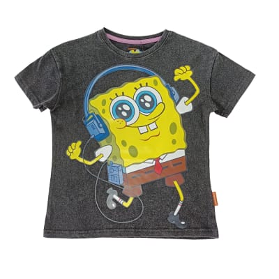 POLERA NIÑ0 M/C SPORT ZONE BOB ESPONJA NKTISS23007 GRIS OSCURO1
