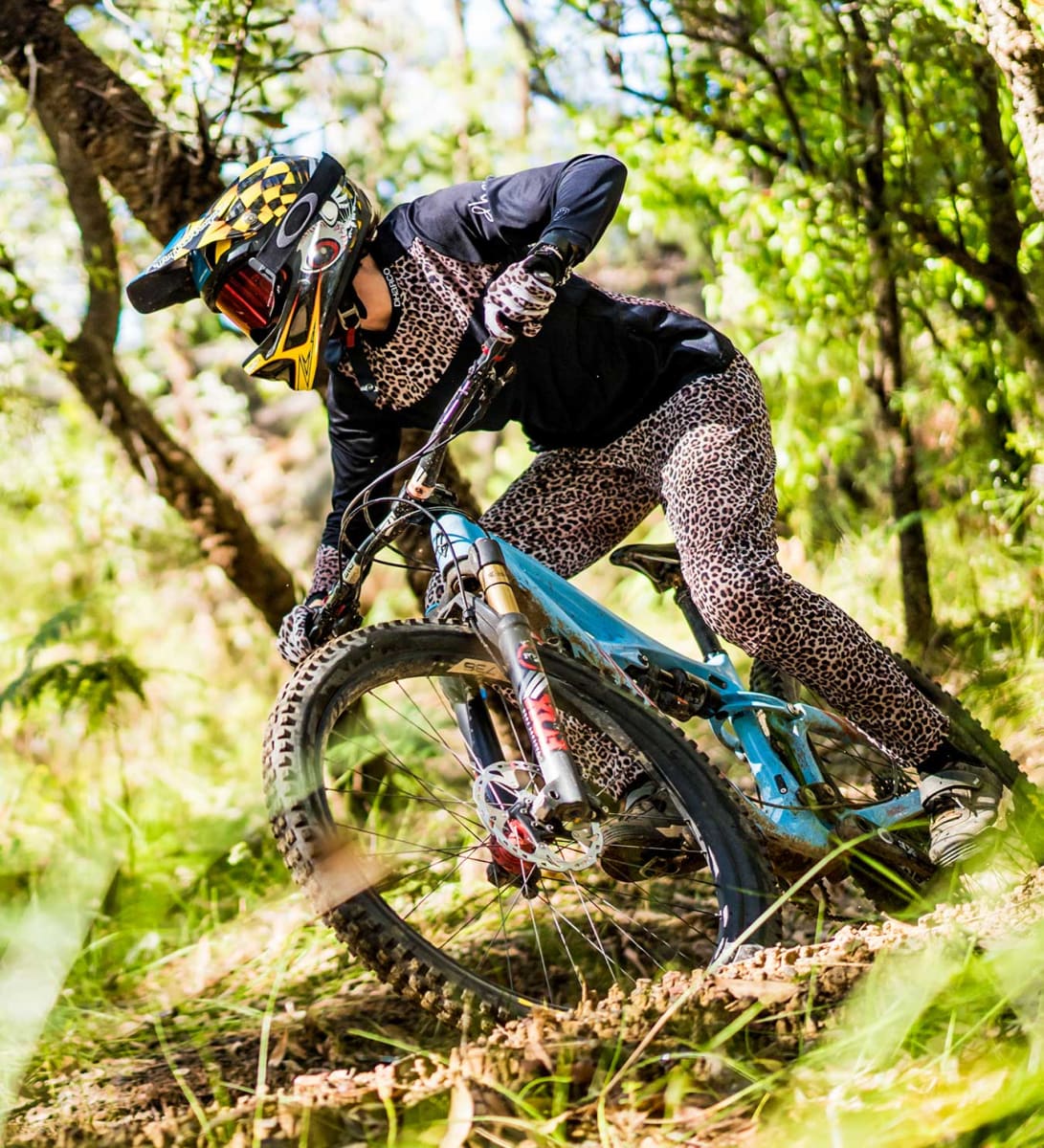 PANTALON MUJER GRAVITY LEOPARD1