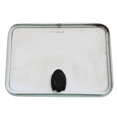 PUERTA DE BODEGA, 29X20 PULGADAS, BLANCA, BORDE BLANCO, CHAPA NEGRA