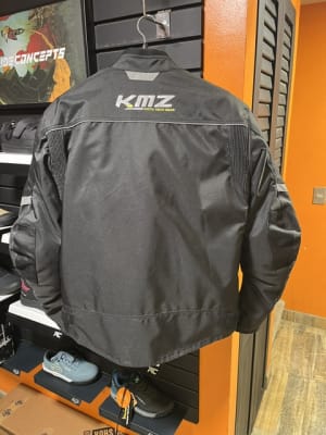 CHAQUETA KMZ TOMAC NEGRO GRIS