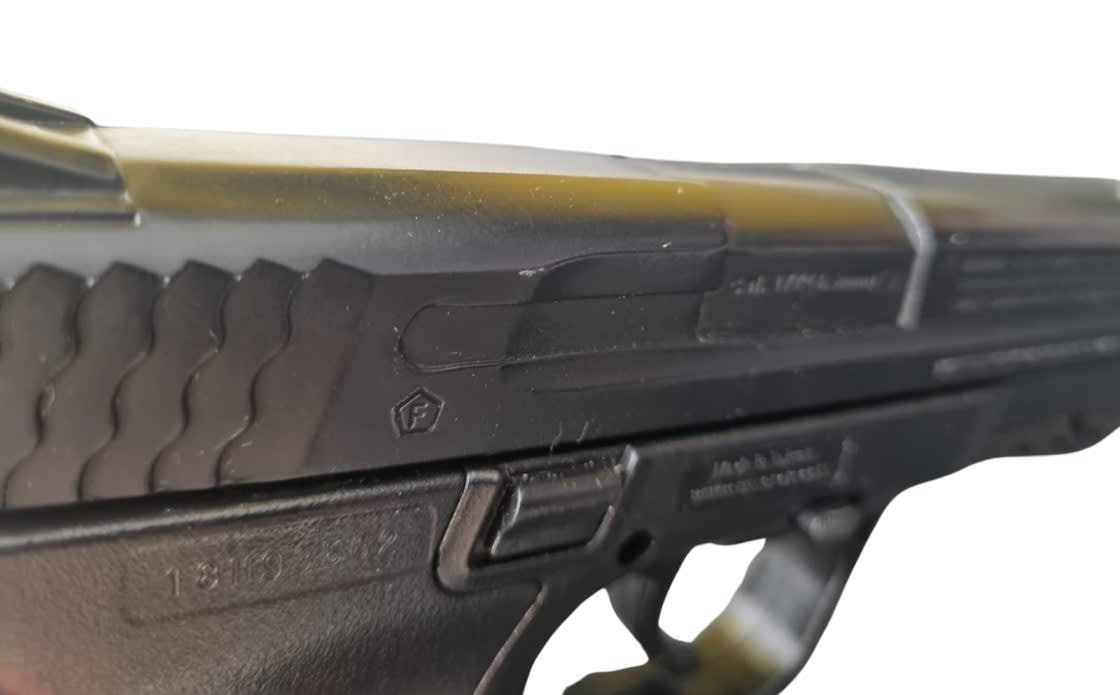 Pistola Co2 M&P 40 cal. 4.5 mm - Producto con detalle estético y embalaje3