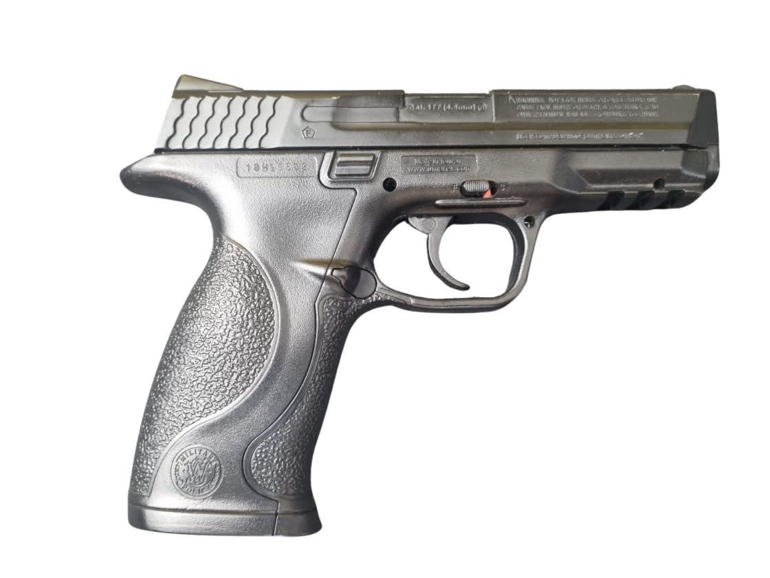 Pistola Co2 M&P 40 cal. 4.5 mm - Producto con detalle estético y embalaje2