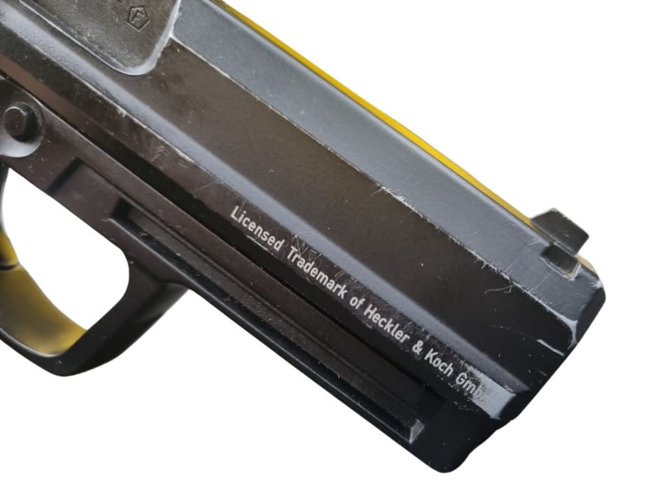 Pistola cal. 4.5 mm mod HK45 Co2 - Producto con detalle estético y embalaje3