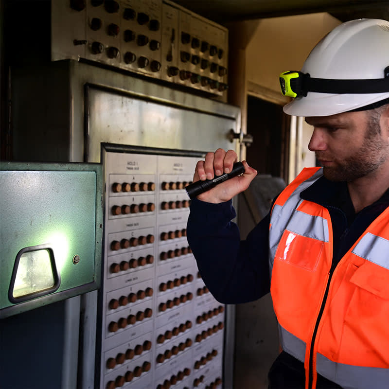 Linterna MegaStream USB incluye una bateria recargable SL-B34 ,cable USB-C y holster , color negra #662108