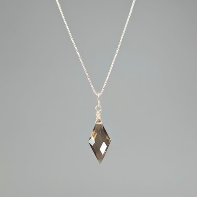 Colgante Mini De Cuarzo Ahumado en Rombo de 12 mm1