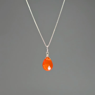 Colgante Mini De Cornalina Roja en Gota Facetada de 12 mm