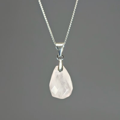 Colgante Mini De Cuarzo Rosa en Briolette de 12 mm1