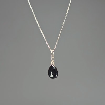 Colgante Mini De Espinel Negro en Gota Facetada de 8 mm1
