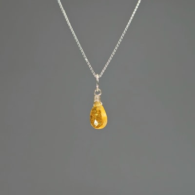 Colgante Mini De Granate Espesartina en Gota Facetada de 8 mm1