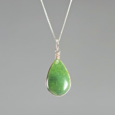 Colgante De Jade Verde en Cabuchón Gota de 25 mm1