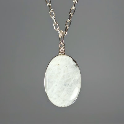 Colgante De Piedra Luna Blanca Con Destello Azul en Cabuchón Oval de 30 mm1