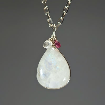 Colgante De Piedra Luna Blanca Con Destello Azul, Cuarzo Rosa Y Turmalina Rosa en Cabuchón Gota desde 6 mm1
