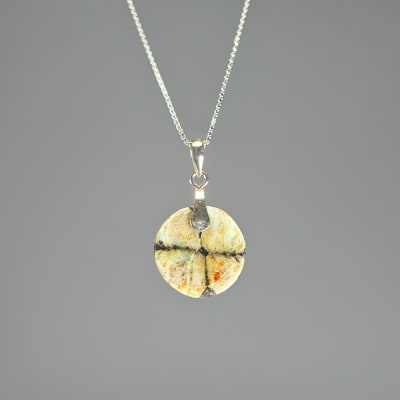 Colgante De Quiastolita en Cabuchón Redondo de 15 mm