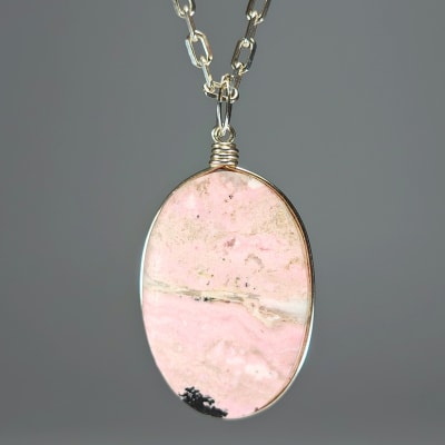 Colgante De Rodonita Rosa en Cabuchón Oval de 35 mm1