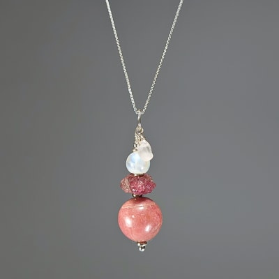 Colgante De Rodonita Rosa, Turmalina Rosa Y Piedra Luna Blanca Con Destello Azul en Perlas1