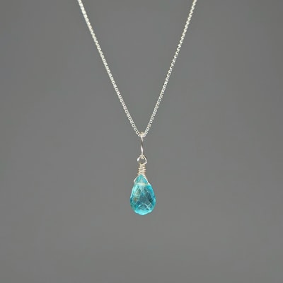 Colgante Mini De Apatita Celeste en Briolette de 10 mm