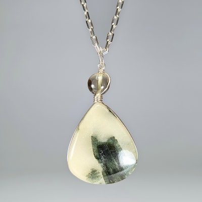 Colgante De Turmalina Verde, Cuarzo Ahumado Y Cuarzo Rutilo en Cabuchón Gota desde 35 mm1
