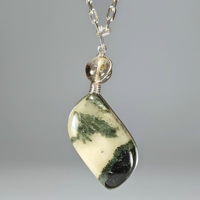 Colgante De Turmalina Verde, Cuarzo Ahumado Y Cuarzo Rutilo en Cabuchón Romboide desde 35 mm1