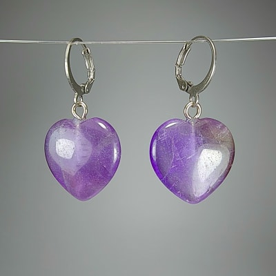 Argollas Con Dijes De Cuarzo Amatista Ultravioleta Y Fantasía Plateada en Corazones Pulidos de 18 mm1