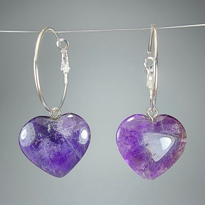 Argollas Con Dijes De Cuarzo Amatista Violeta Y Fantasía Plateada en Corazones Pulidos de 25 mm