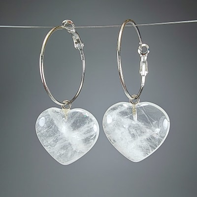 Argollas Con Dijes De Cuarzo Cristal Y Fantasía Plateada en Corazones Pulidos de 25 mm