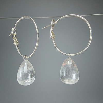 Argollas Con Dijes De Cuarzo Cristal Y Fantasía Plateada en Gotas de 20 mm1